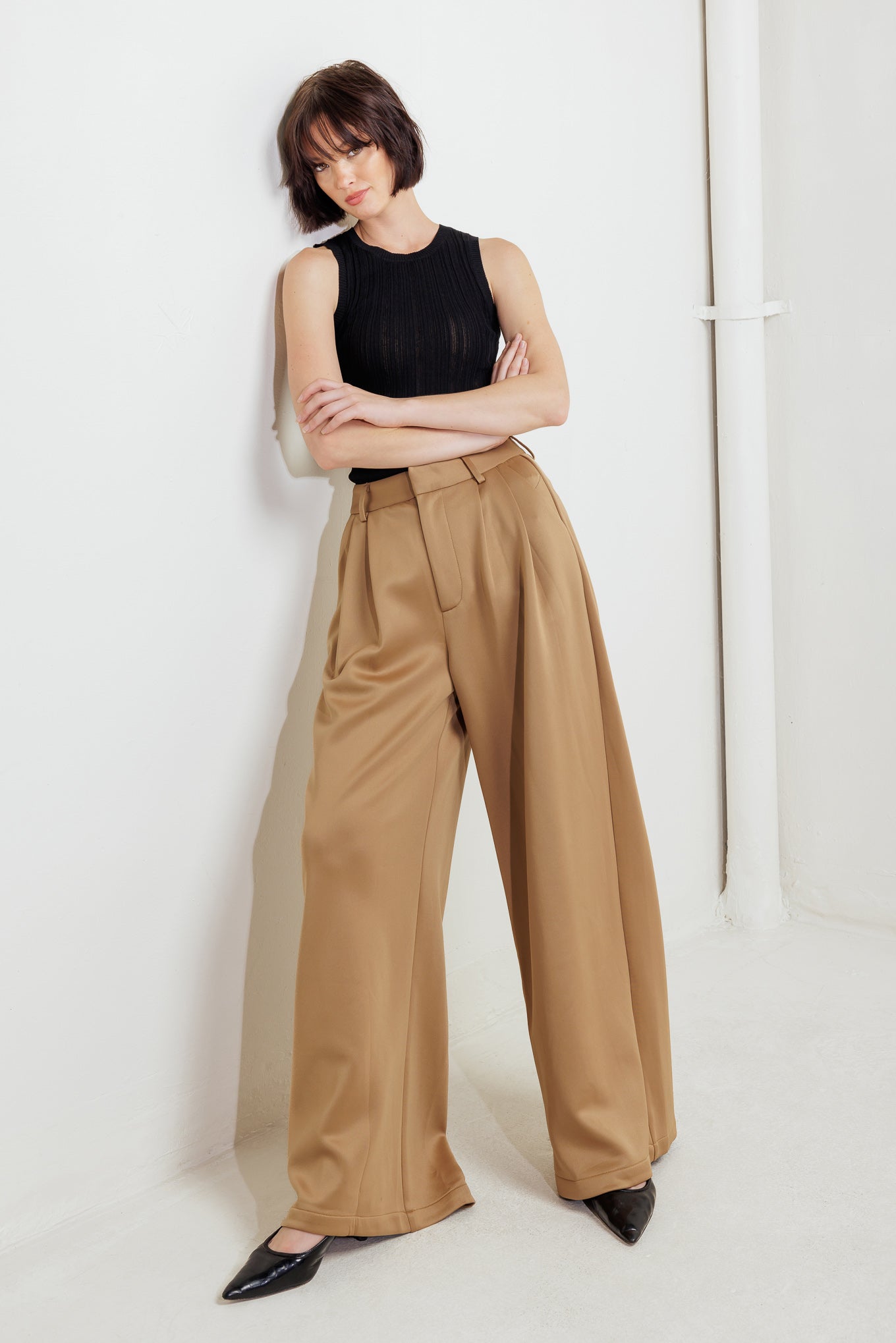 A Camel solid woven pant with front closure and side pockets.