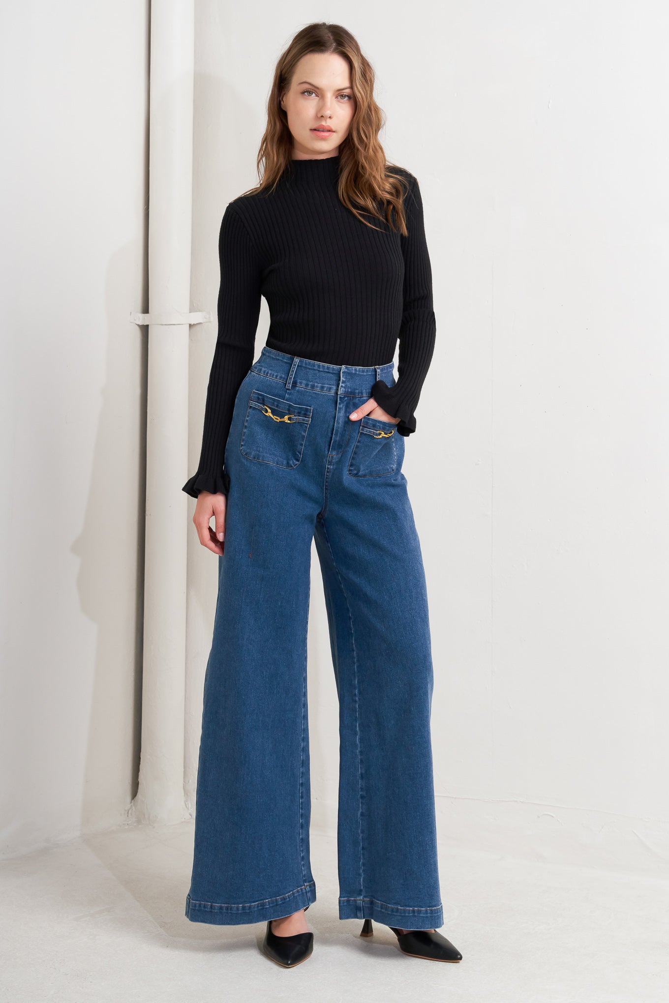 A washed denim pant featuring front zipper closure, side pocket and wide leg