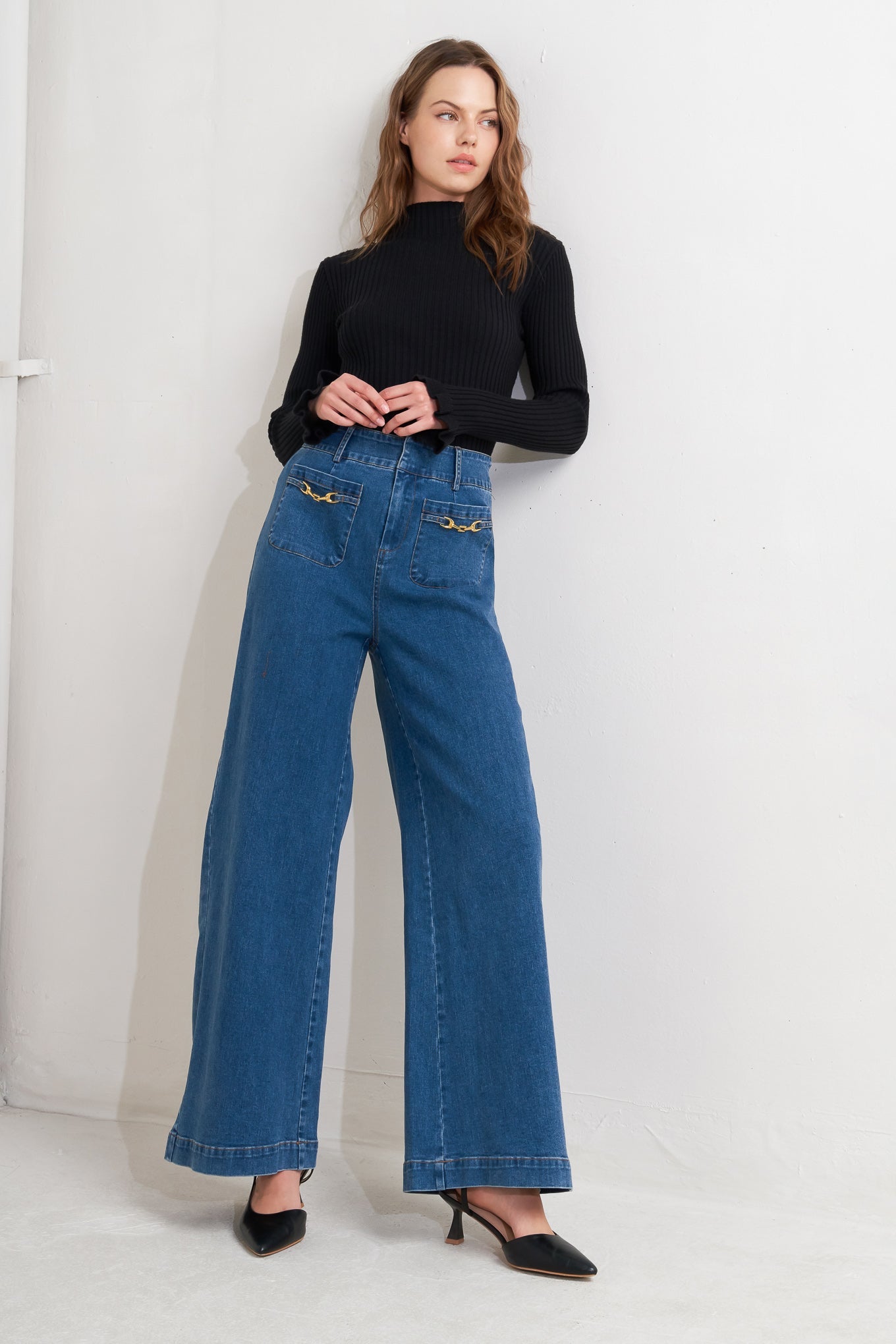 A washed denim pant featuring front zipper closure, side pocket and wide leg