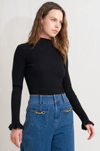 A washed denim pant featuring front zipper closure, side pocket and wide leg