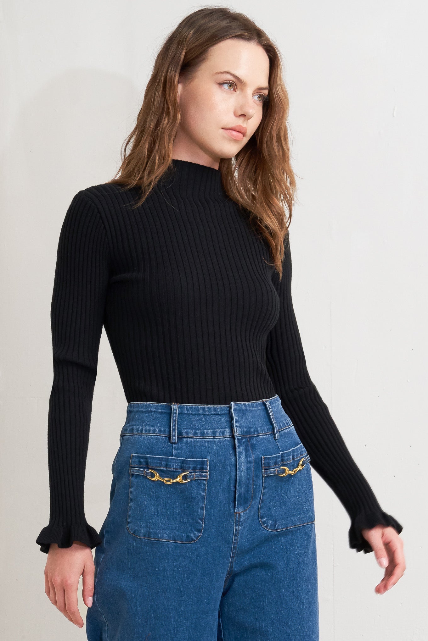 A washed denim pant featuring front zipper closure, side pocket and wide leg