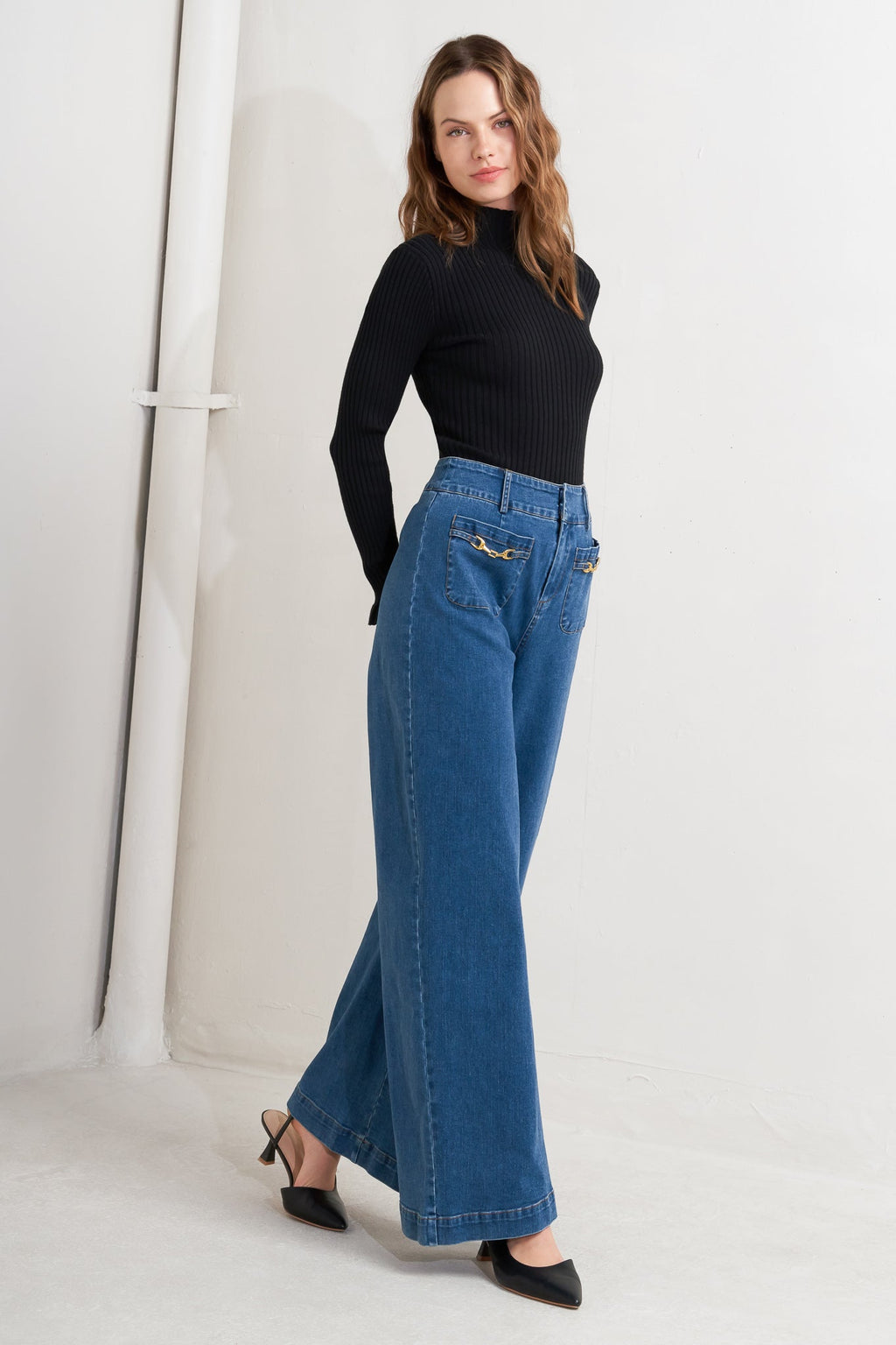 A washed denim pant featuring front zipper closure, side pocket and wide leg