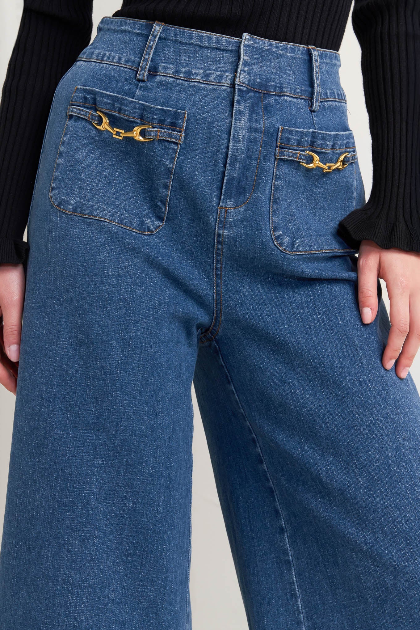 A washed denim pant featuring front zipper closure, side pocket and wide leg