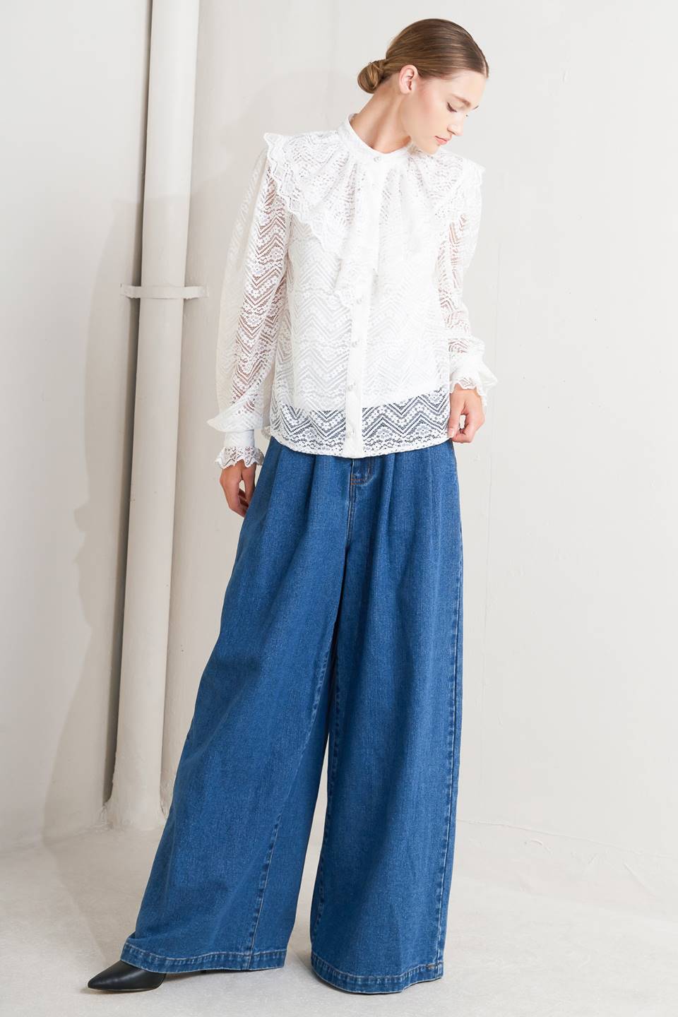 CLOUD ROMANCE WOVEN LACE TOP