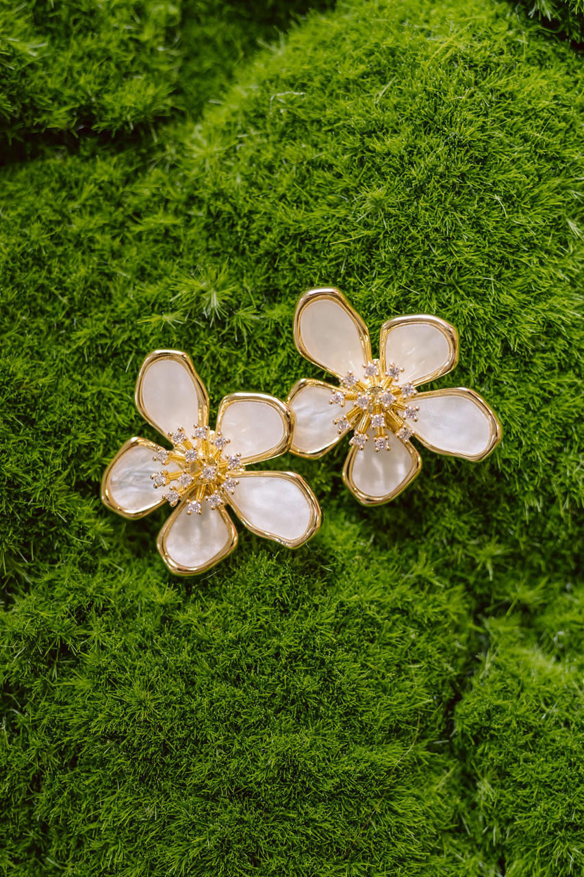 Elinore Mother of Pearl Floral Earring